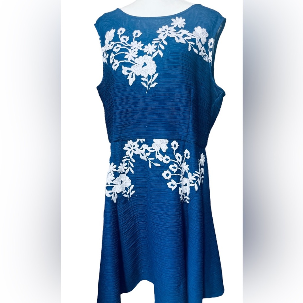 Taylor Woman Blue With White Stitched Flowers Corded Knit with Applique Size 18W